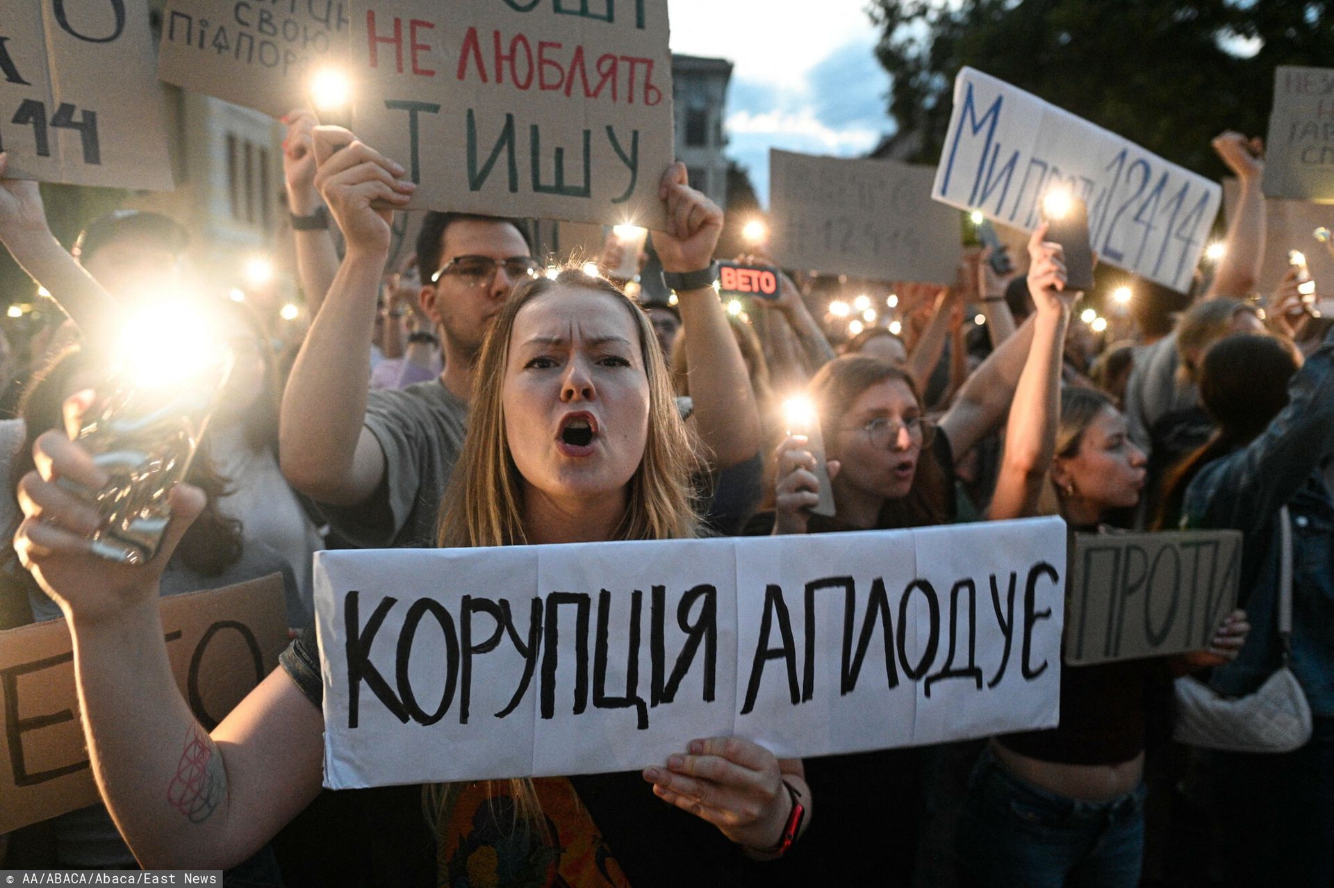 W Ukrainie zawrzało. Zełenski tłumaczy się z podpisu