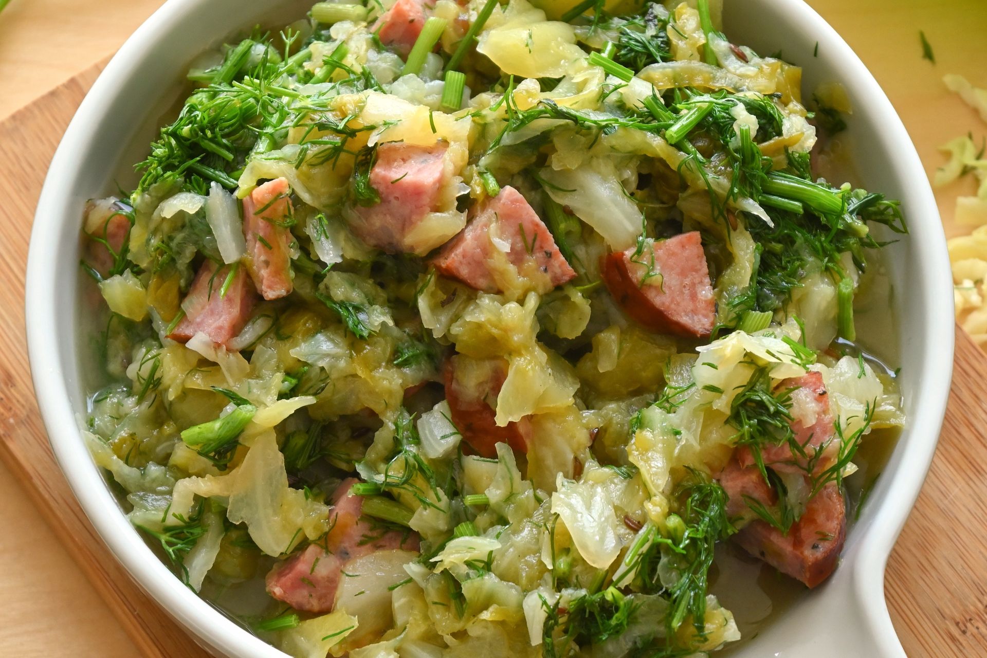 Przez całą wiosnę robię młodą kapustę na gęsto. Im mniej dodatków, tym lepszy smak