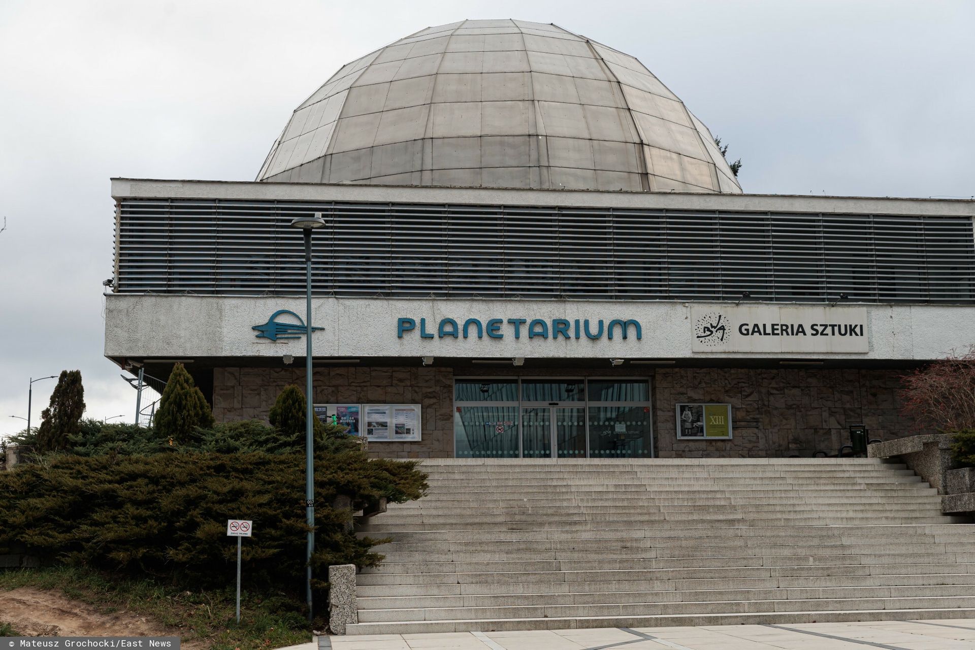 Planetarium wystawiło 2 tys. książek. Szuka nabywcy w całym kraju