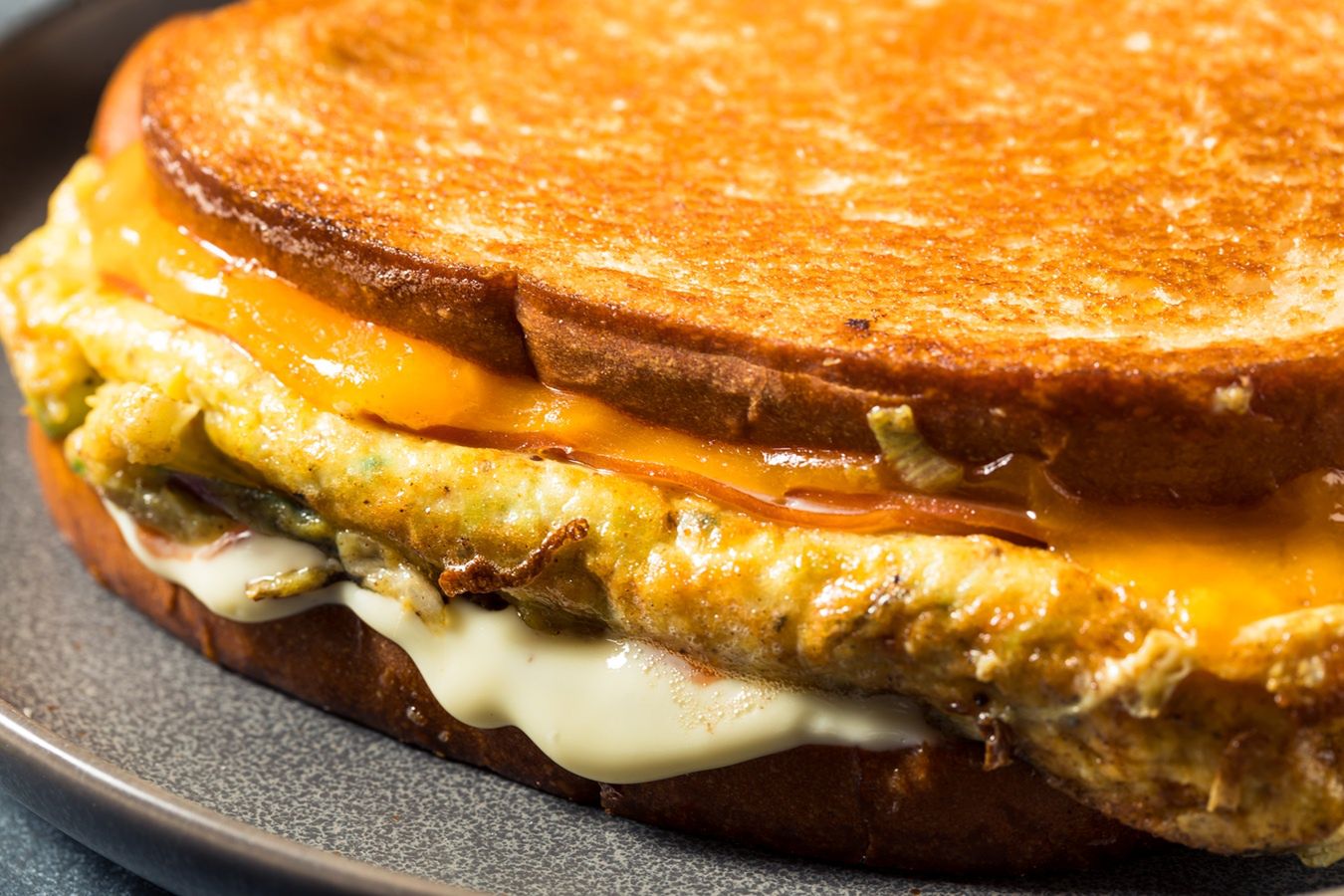 Te tosty zrobisz w kilka minut. Znikają szybciej niż kanapki