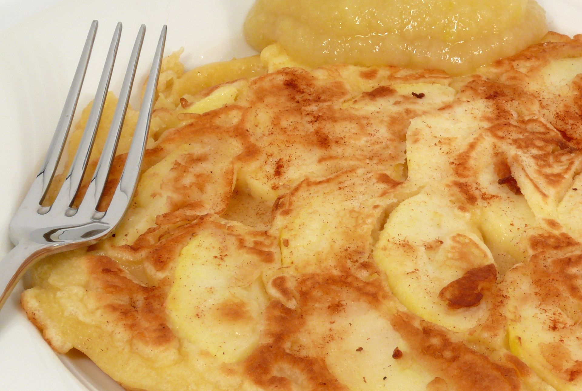 Ten mięciutki i aromatyczny omlet z jabłkami zastąpi szarlotkę. Zrobisz go w 15 minut