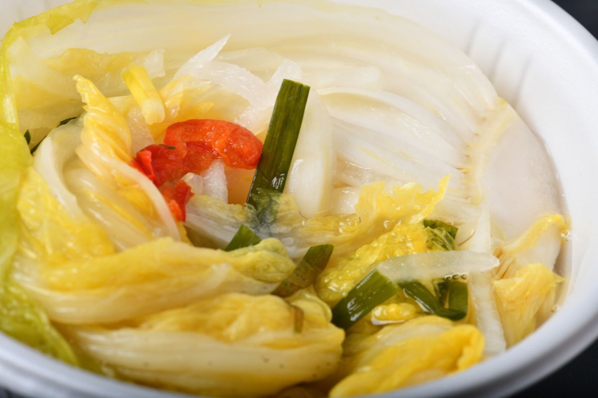 Zamiast surówki z kapusty robię białe kimchi. Łagodny smak oczaruje choćby dzieci