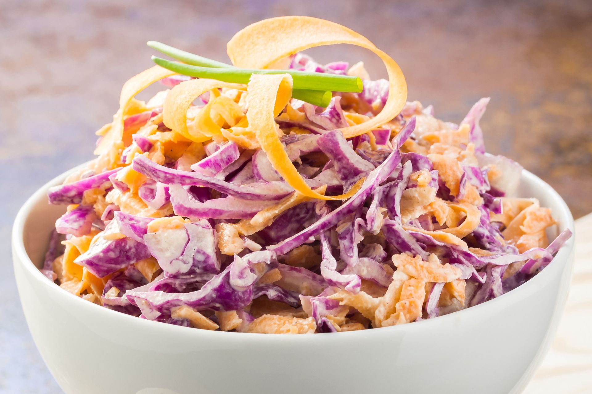 Surówka z dwóch rodzajów kapusty. Idealny dodatek do mięsa i ryby