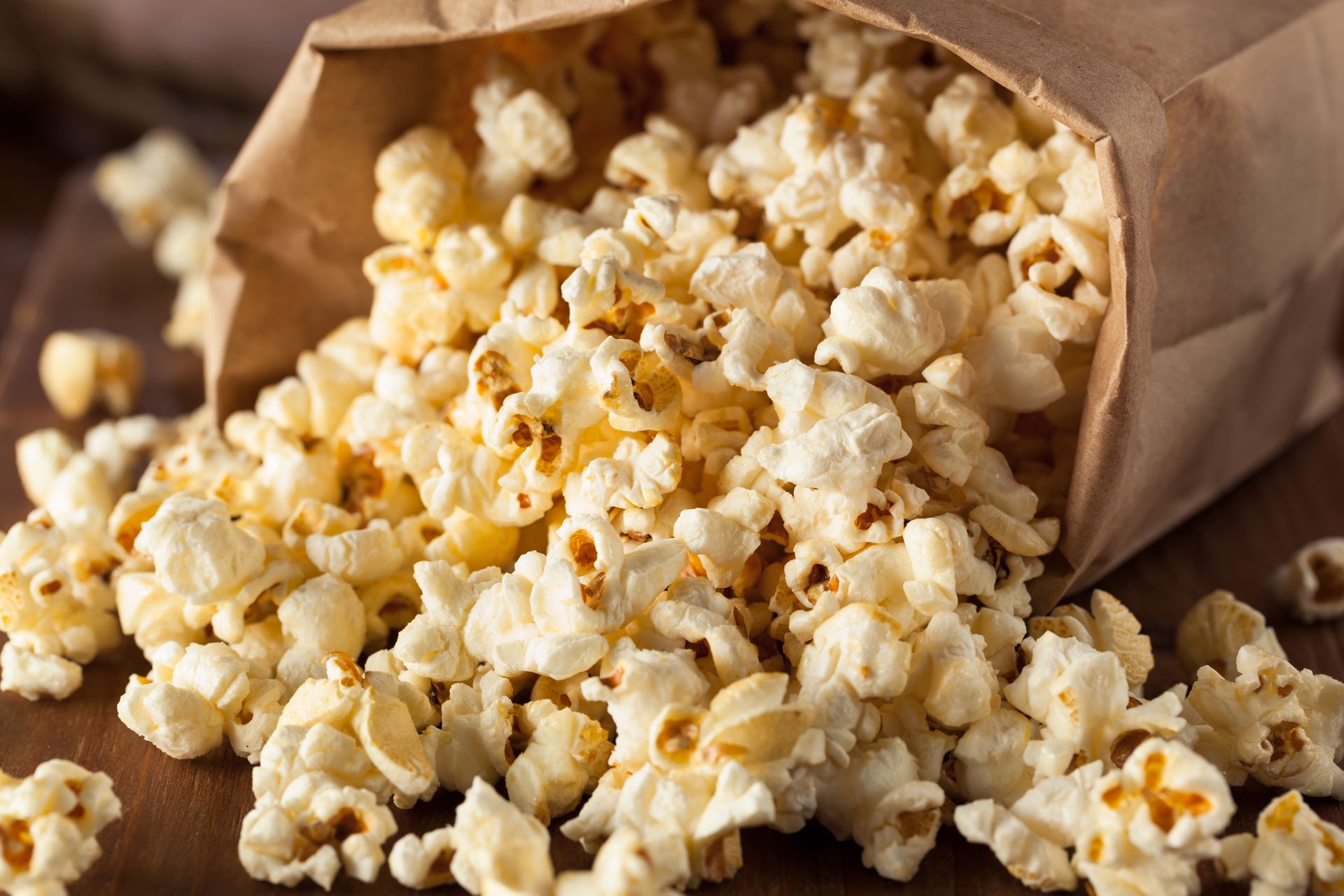 Popcorn – kupować czy zrobić w domu?