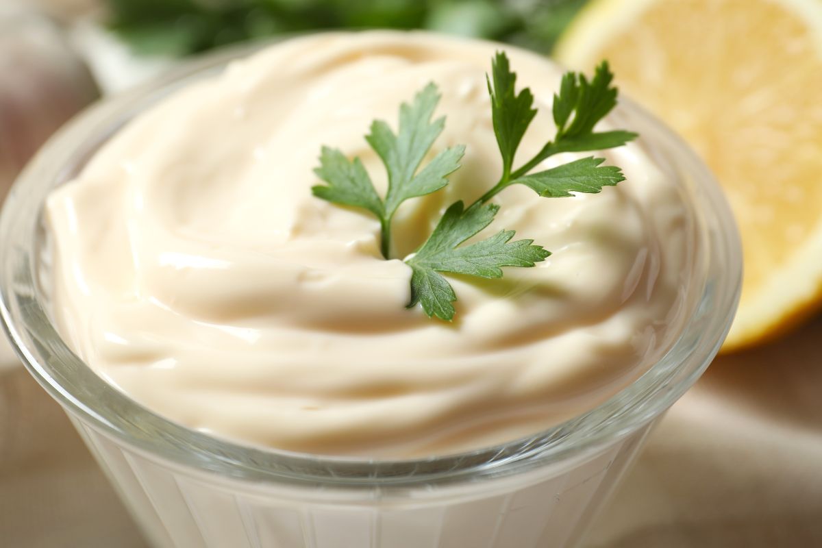 Biorę serek wiejski i ugotowane jajko. Po chwili mam przepyszny, lekki majonez