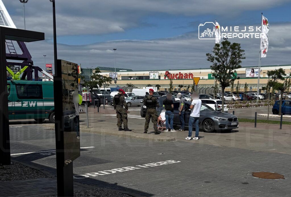 Akcja policji i Żandarmerii Wojskowej na terenie CH M1 Marki. Zatrzymano zawodowego żołnierza
