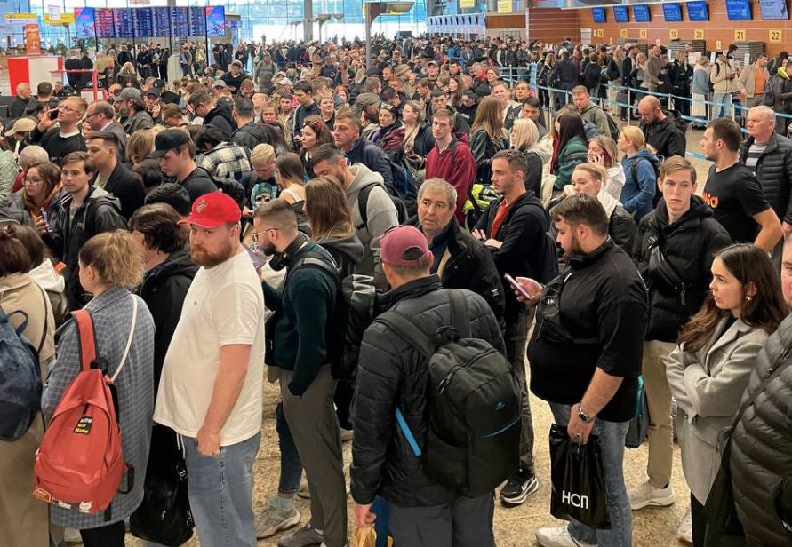 Chaos na lotniskach w Rosji. Tysiące ludzi, żadnych samolotów