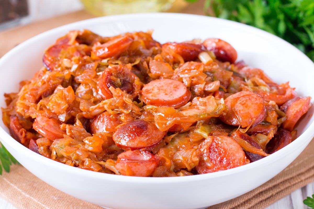 Myślałam, iż mój bigos jest świetny, dopóki nie spróbowałam wersji teściowej. Jedna łyżka zmienia wszystko