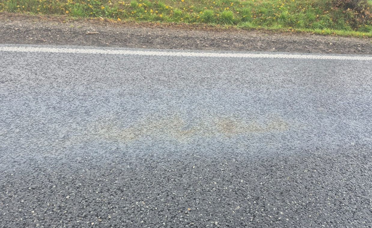 Nieznana substancja na drodze pod Płockiem. DK 60 zablokowana