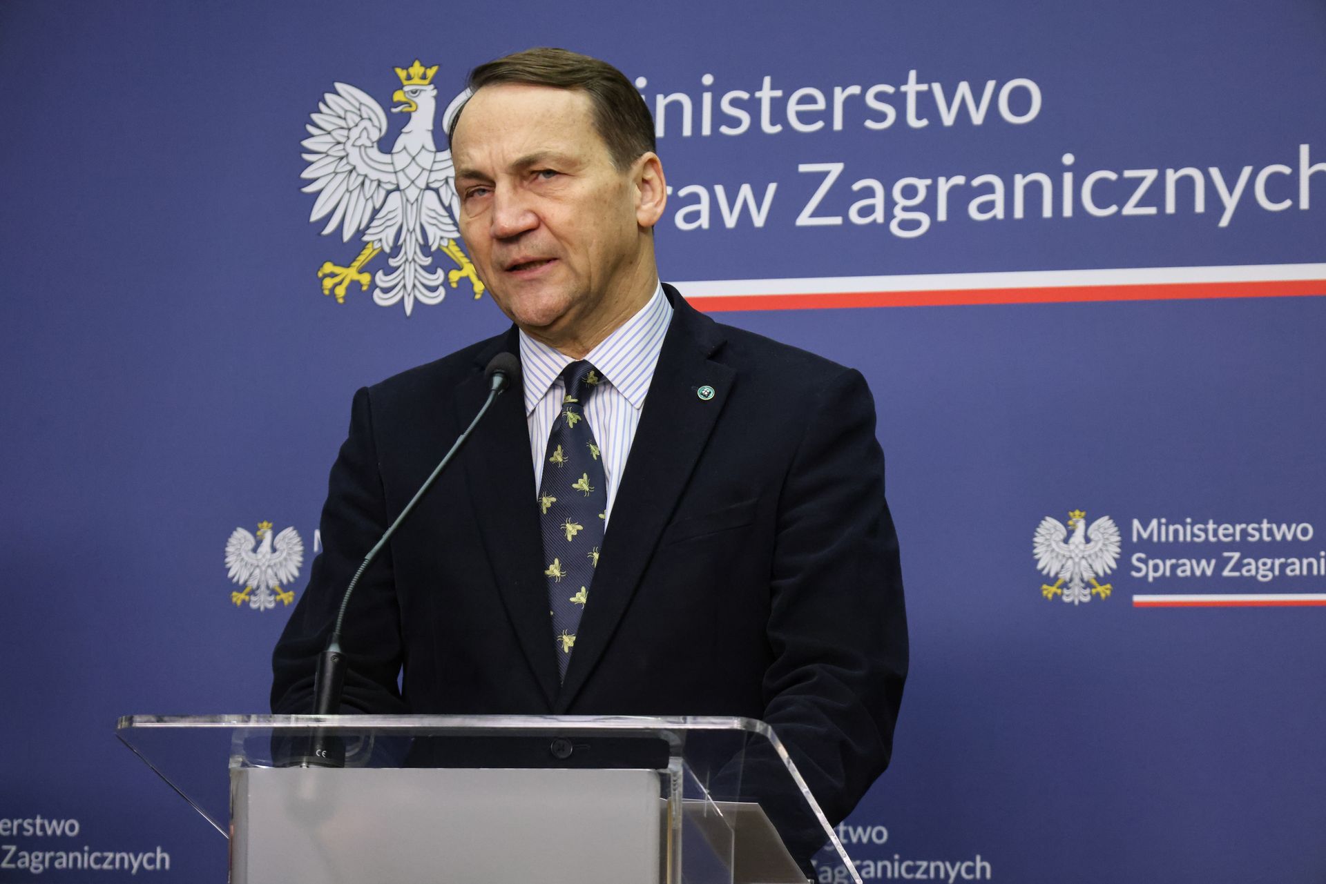 Sikorski uderzył w polską prawicę. "Nie bronią suwerenności"