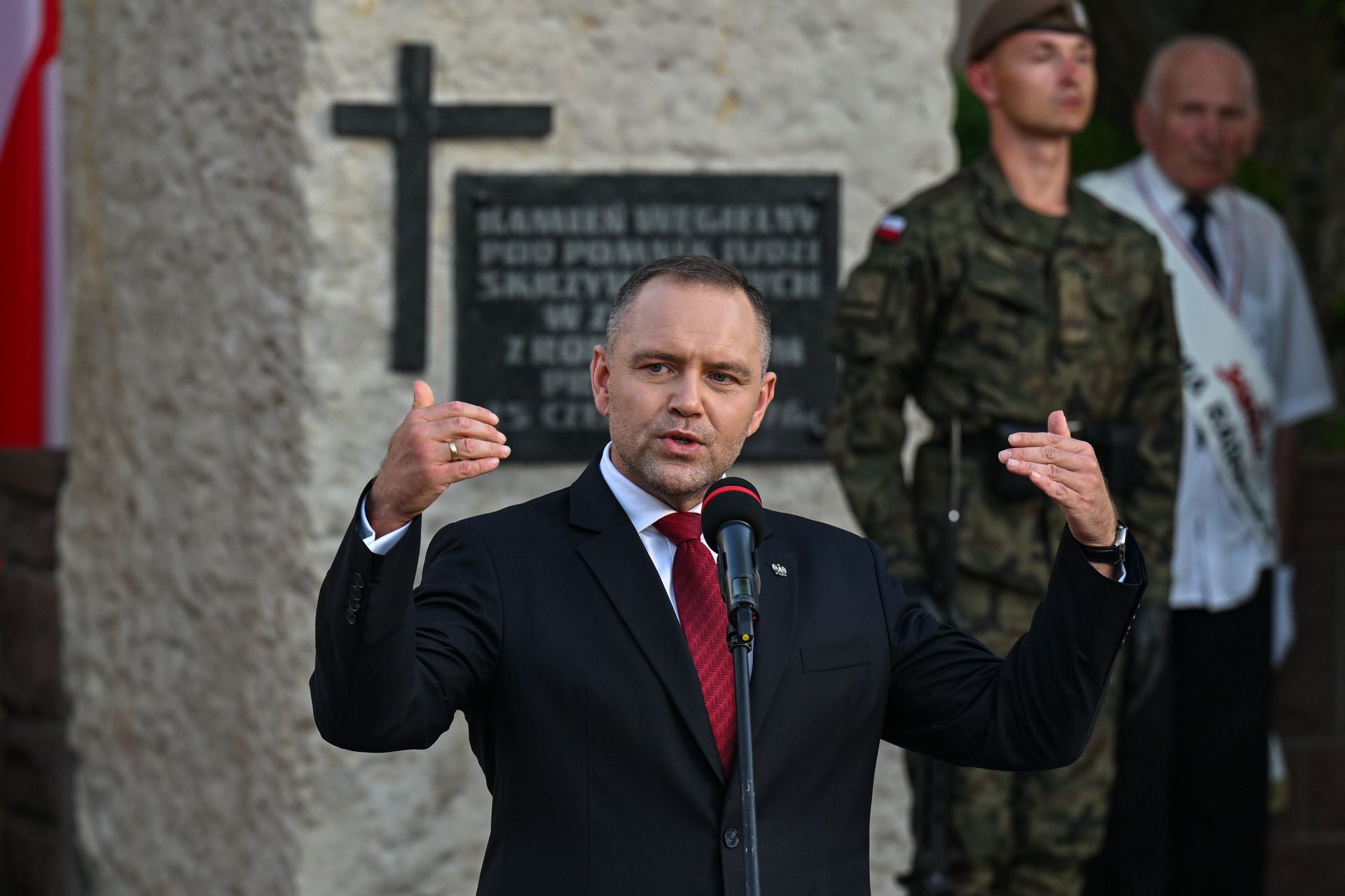 3,20 zł za godzinę. Dlatego Nawrocki pracował na "bramce"