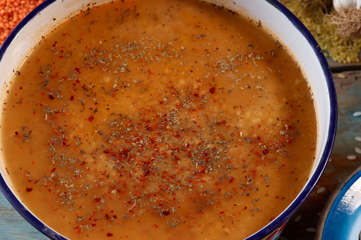 Zupa harcerska sprawdza się nie tylko na biwakach. gwałtownie rozgrzewa i dodaje energii