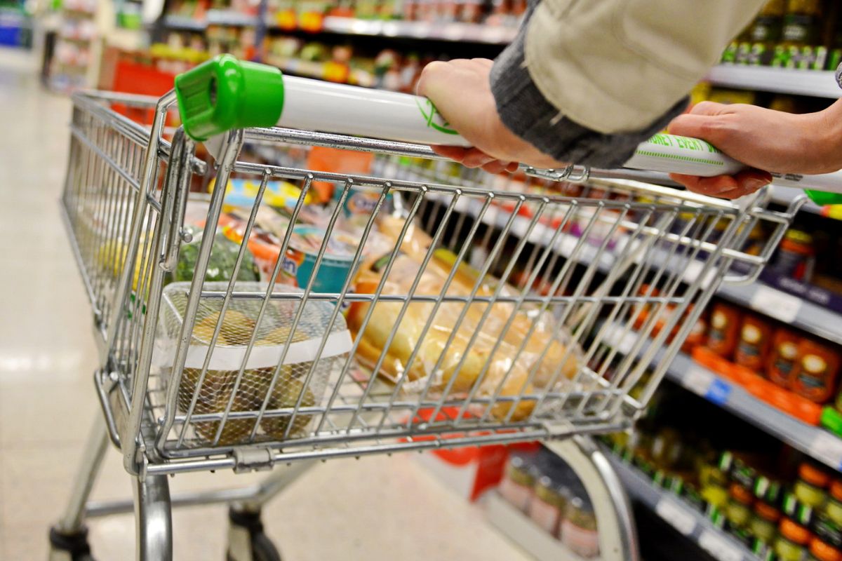 Zakupowe "grzeszki" Polaków. To te produkty z kiepskim składem najczęściej lądują w koszykach