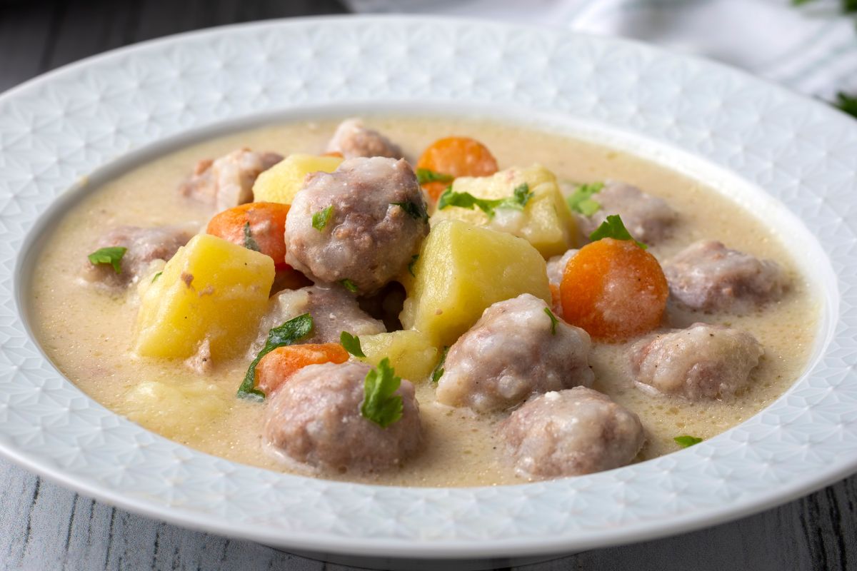 Dorzucam klopsy i trochę warzyw. Nudny rosół staje się dziełem sztuki