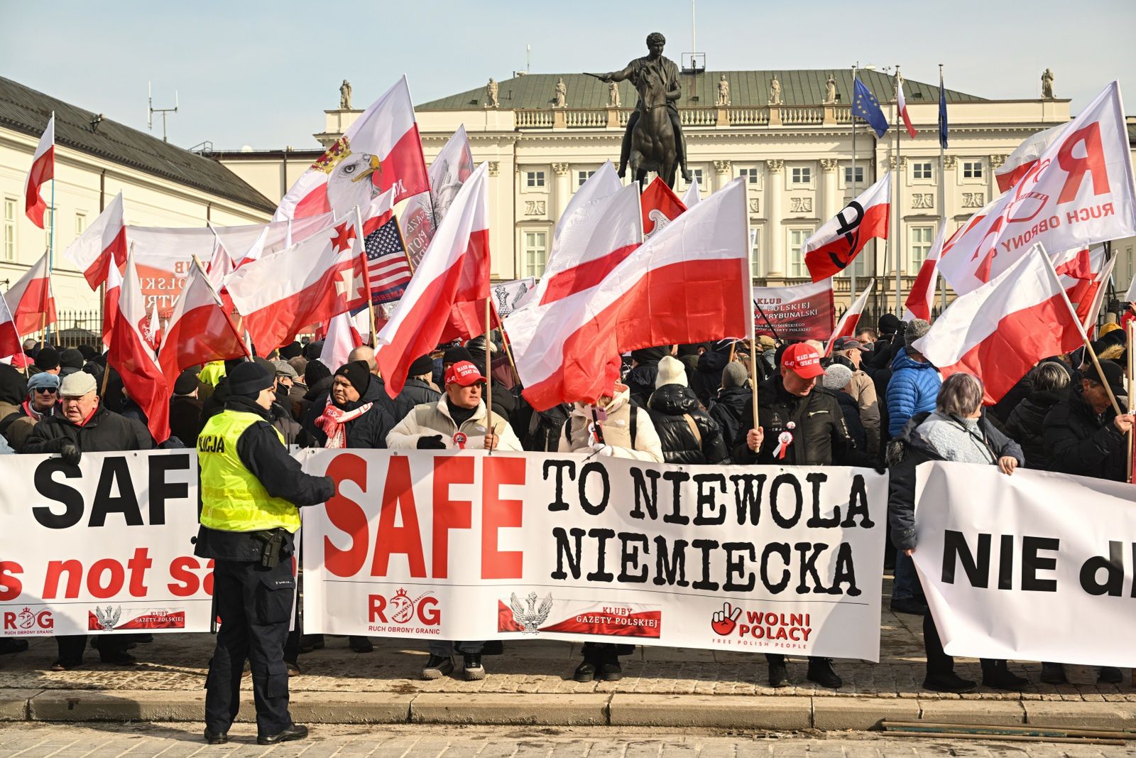 Protest ws. programu SAFE. Polacy gromadzą się przed Pałacem Prezydenckim