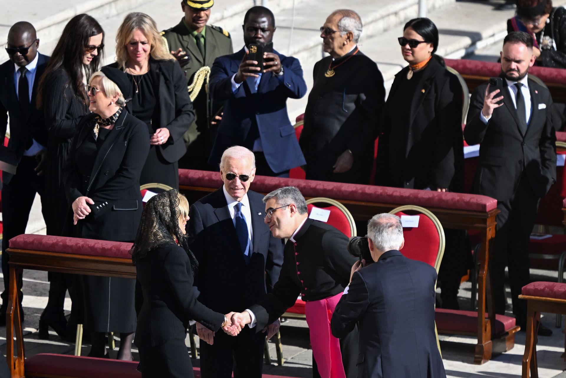 Uśmiech od ucha do ucha. Nietypowe zachowanie Bidena na pogrzebie papieża