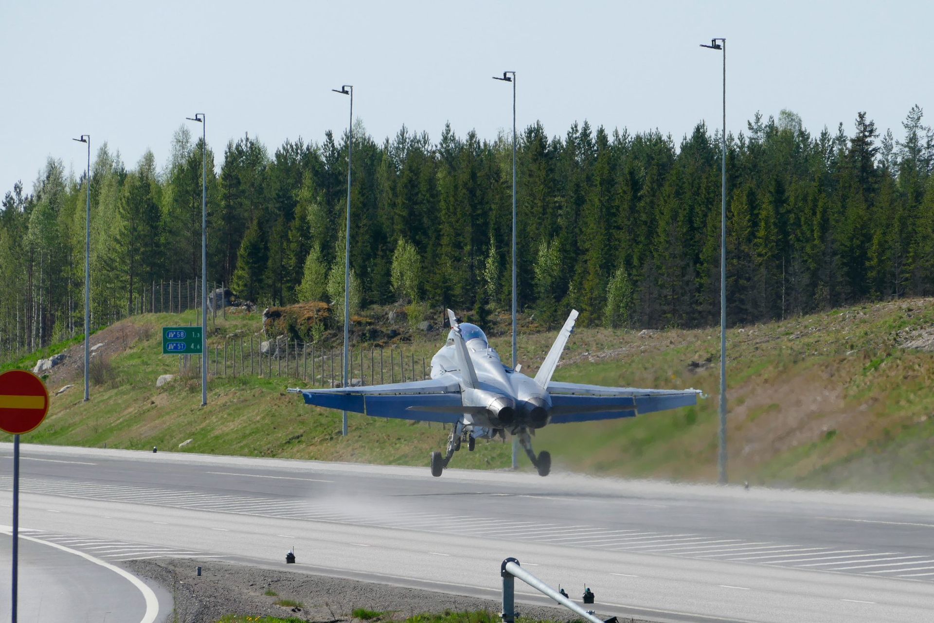Samolot wylądował na drodze. Tak przygotowują się na każdy scenariusz