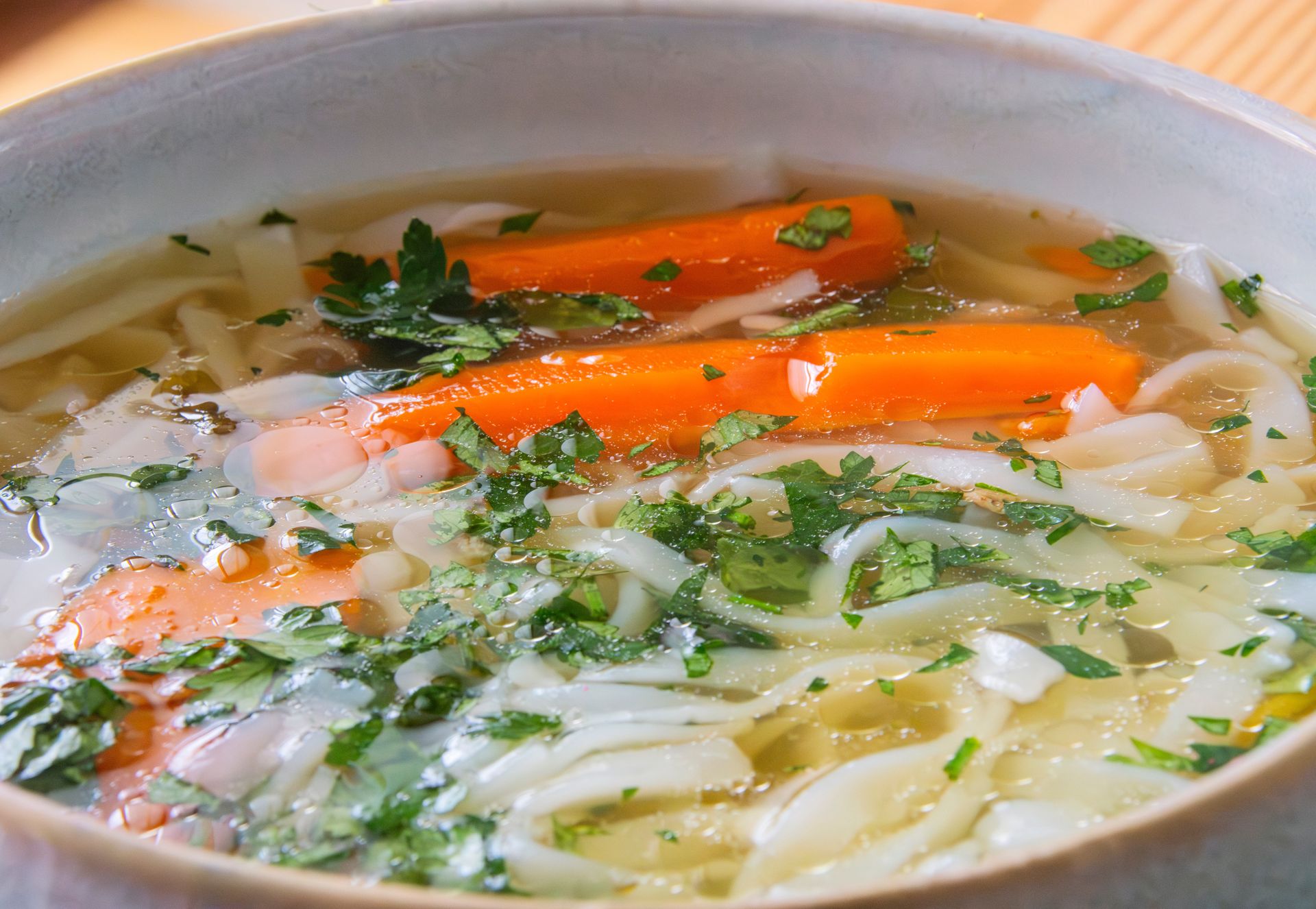 Po zebraniu szumowin dodaj niewielką szczyptę do rosołu. Wydobędziesz głębię smaku z mięsa i warzyw