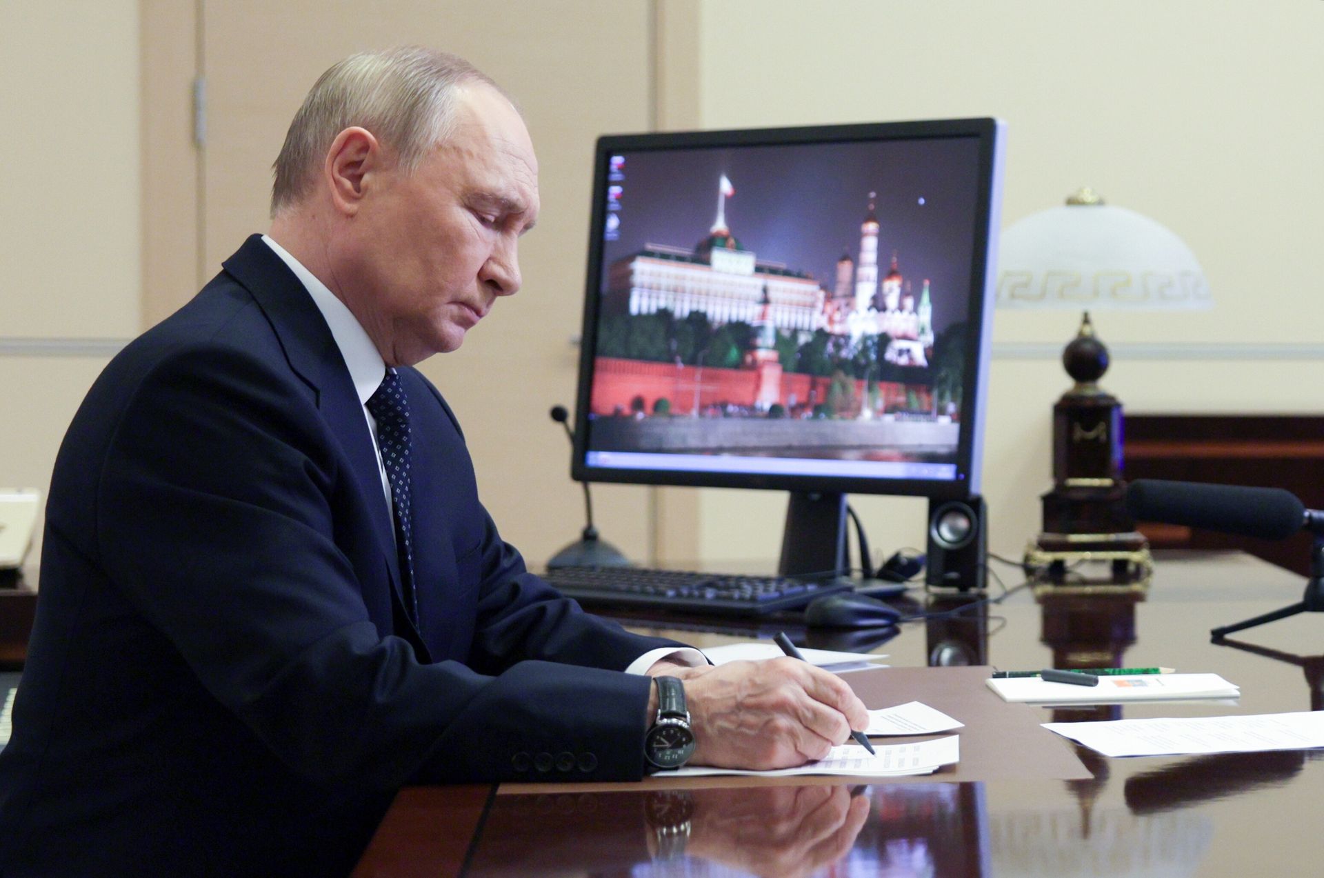 Vladimir Putin showed off his computer. He inactive  uses Windows XP