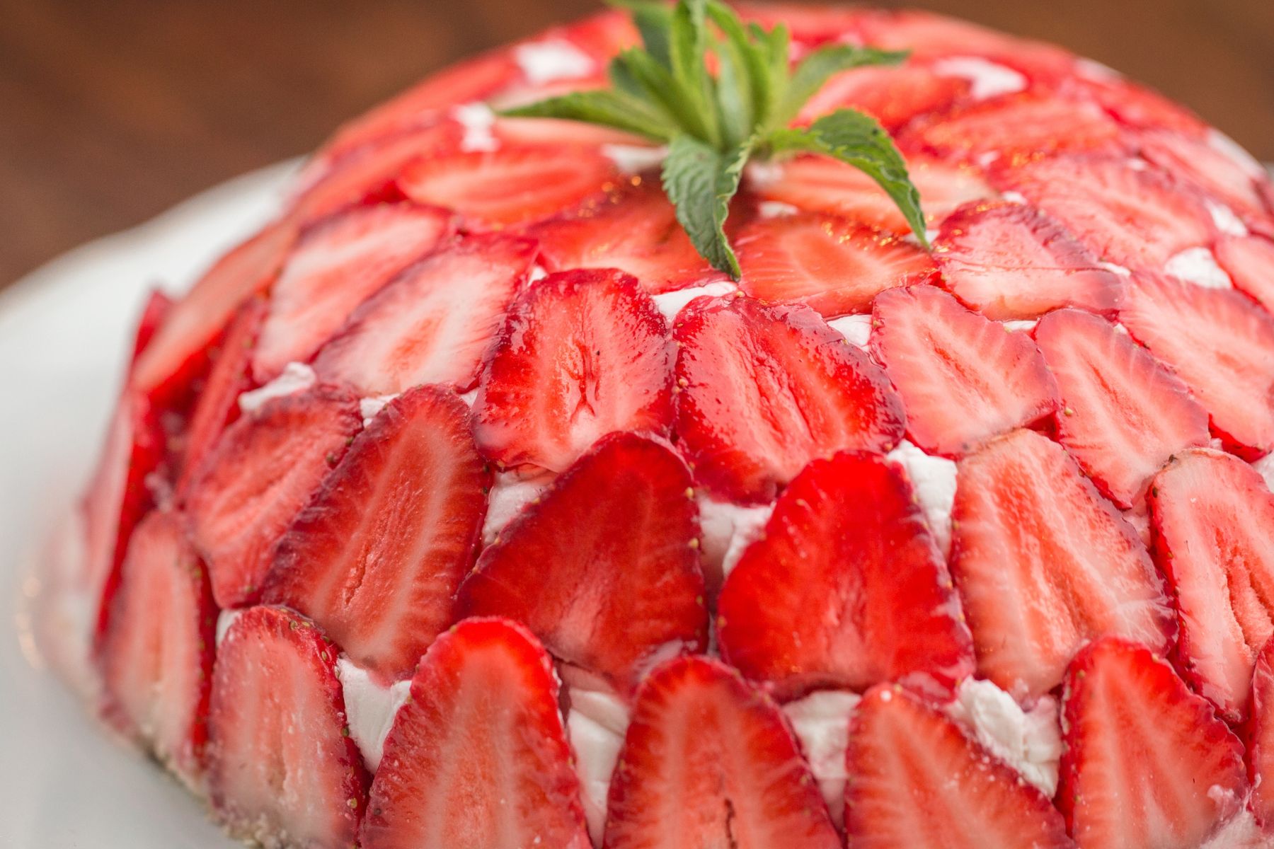 Deser idealny na majówkę. Ta "truskawkowa kopuła" robi furorę