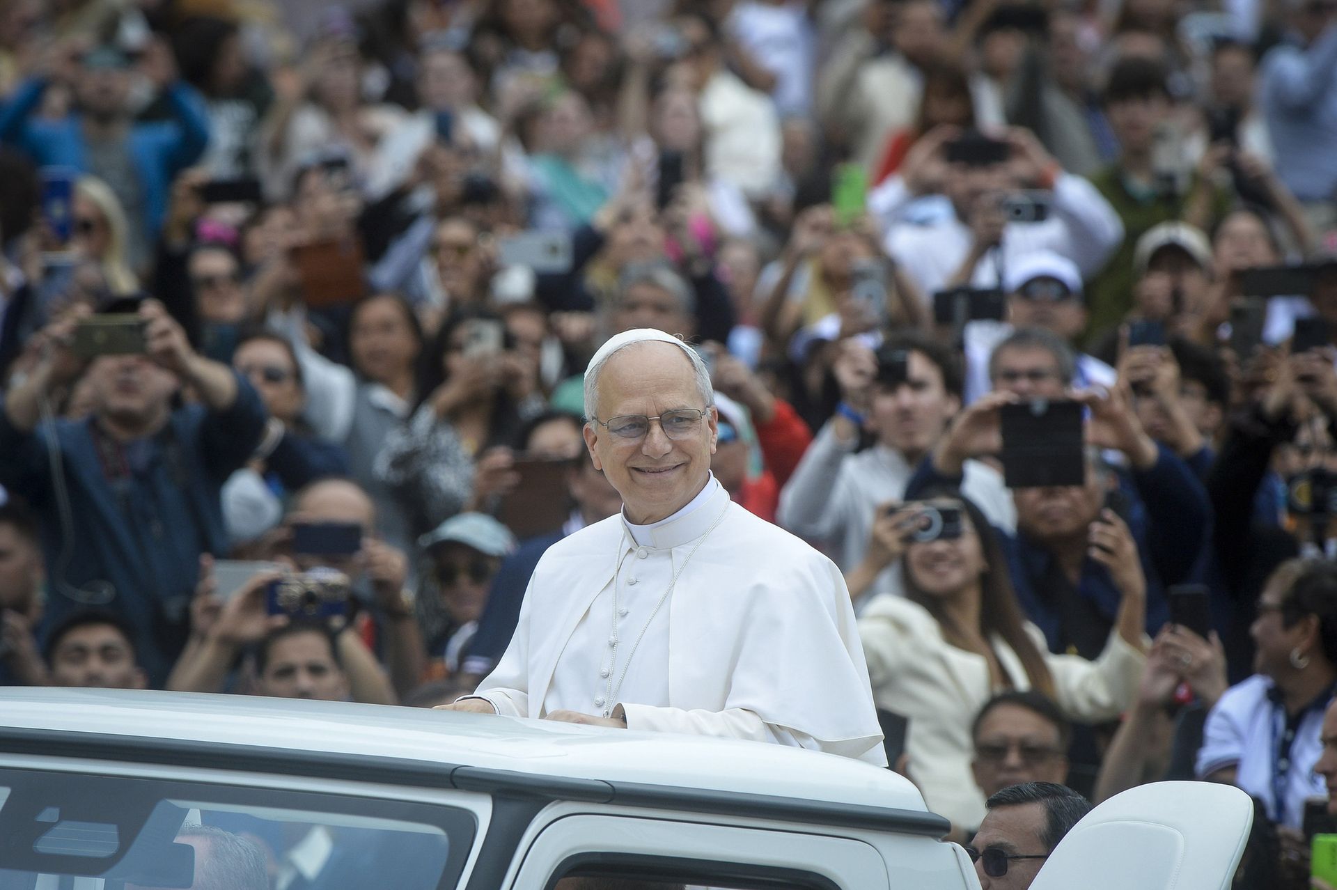 Papież Leon XIV padł ofiarą AI. Watykan ostrzega przed filmami