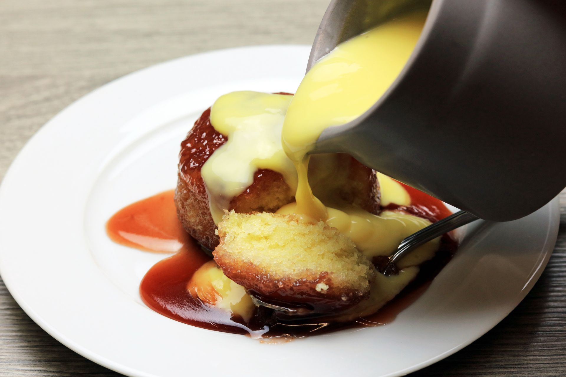 Polewam nim ciasta z owocami sezonowymi. Sto razy lepszy od lodów waniliowych