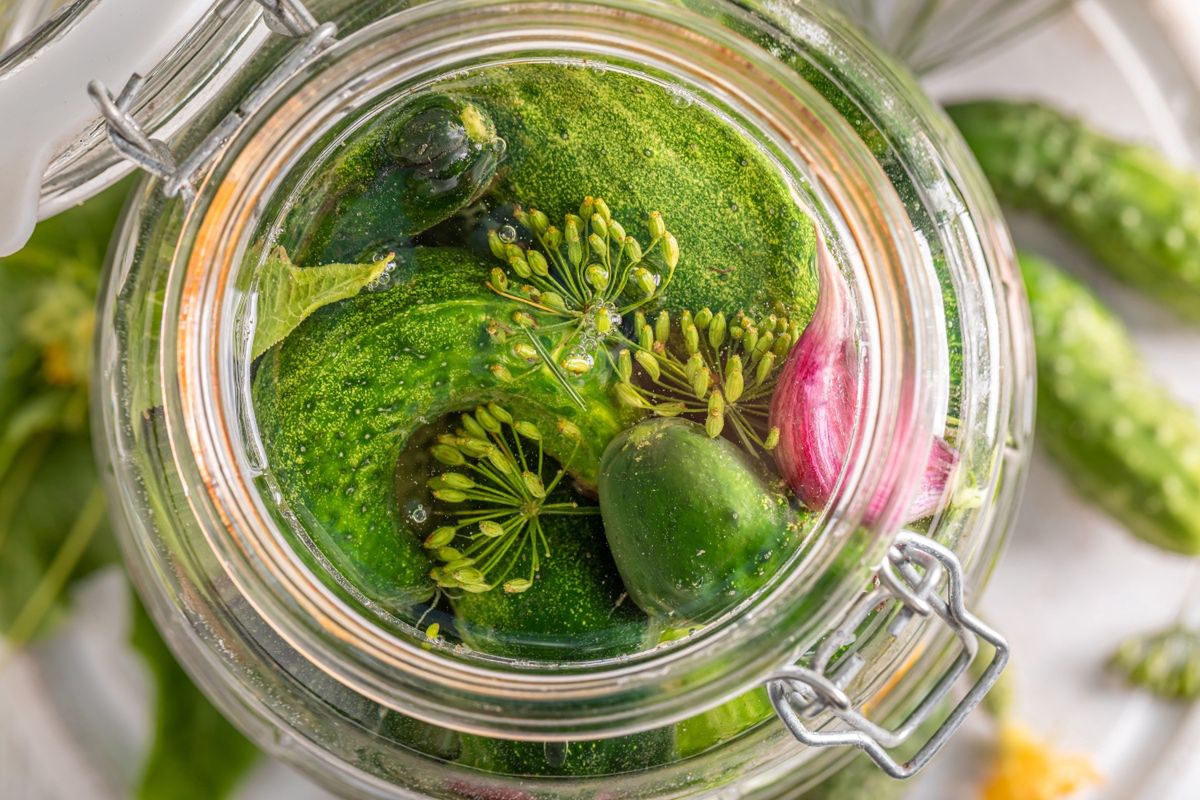 Tym zastąpisz chrzan w ogórkach kiszonych. choćby najlepsze gospodynie często o tym nie wiedzą