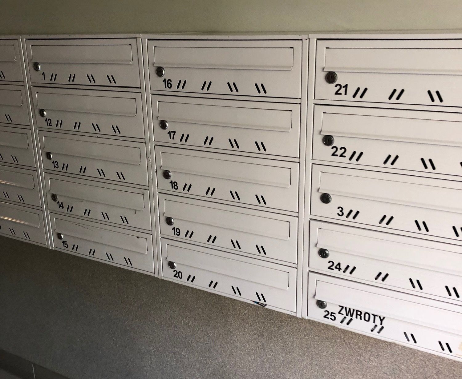 Znalazła stos listów w skrzynce. "Listonosz je porzucił"