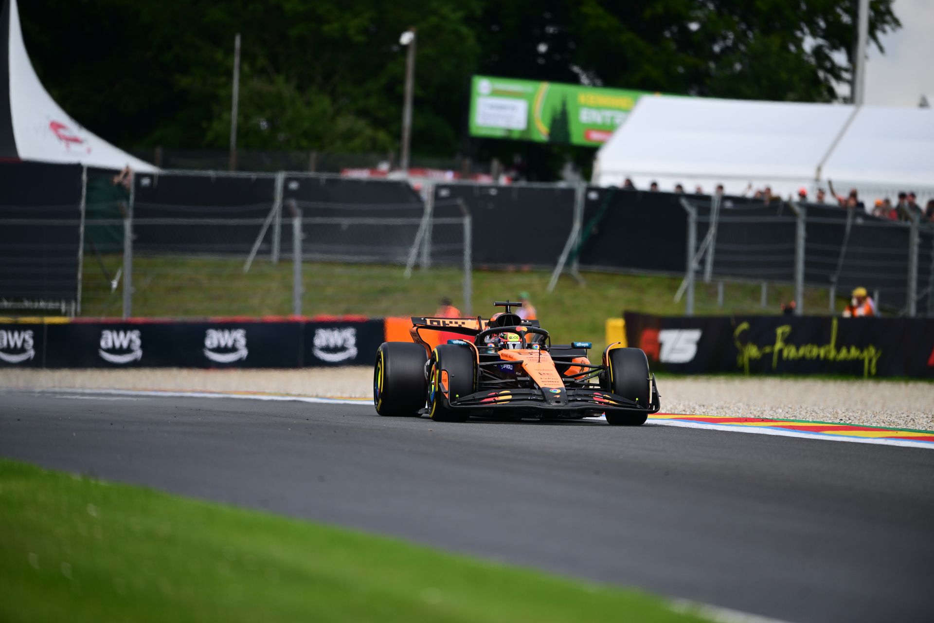 Piastri pokonuje Norrisa i wygrywa GP Belgii w zmiennych warunkach pogodowych