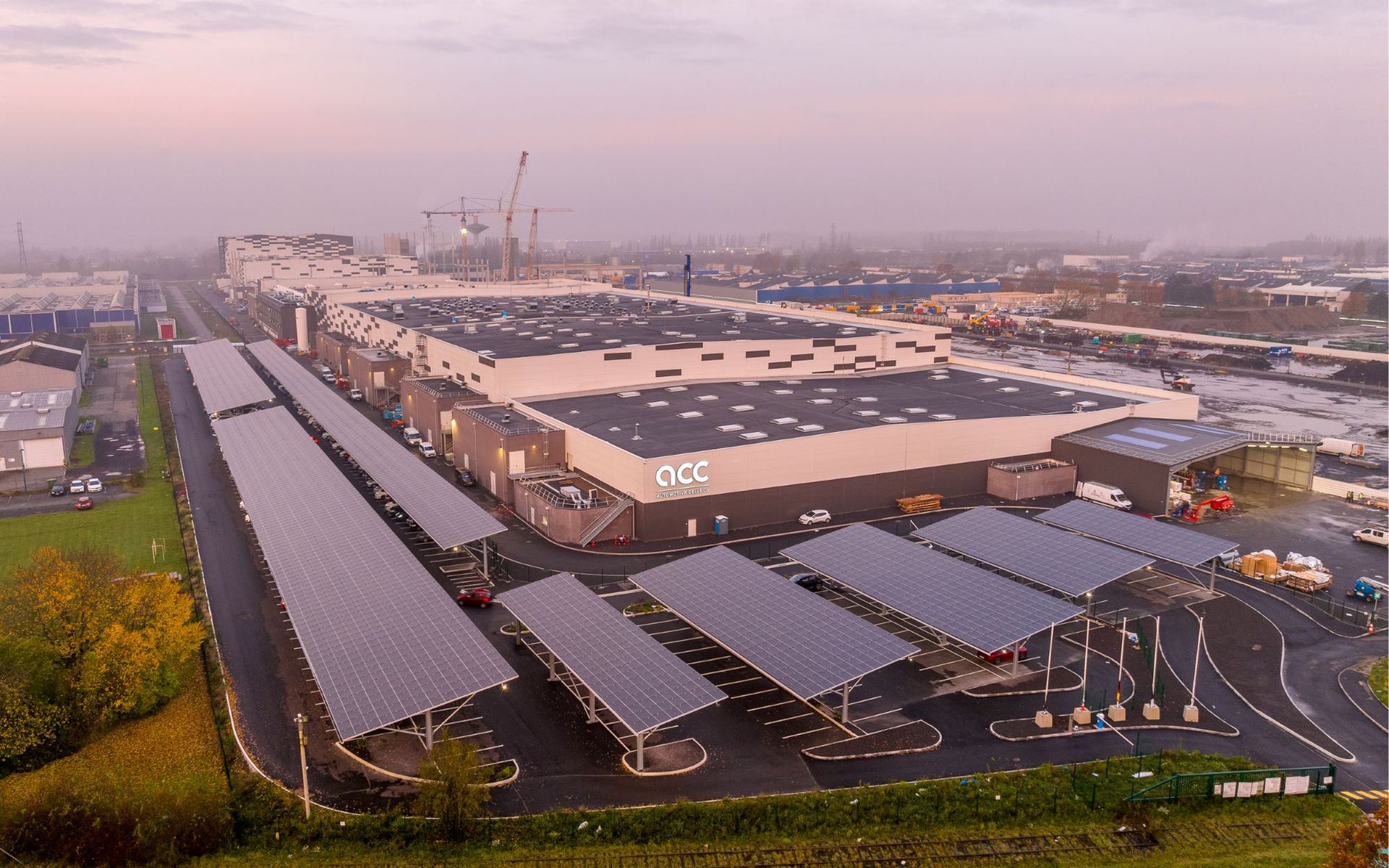 Stellantis miał robić swoje akumulatory. Teraz rezygnuje z części projektu