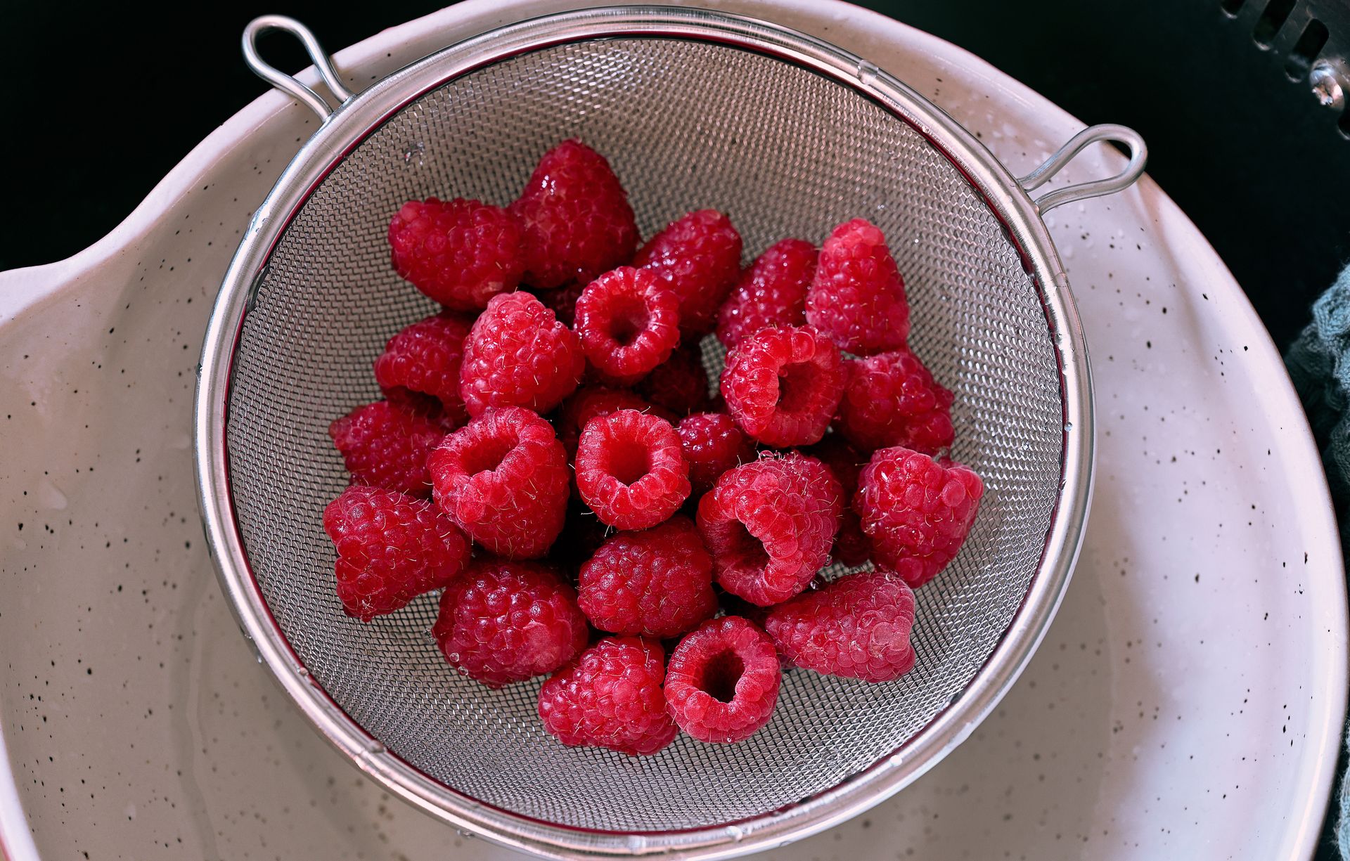 Po zakupie na targu, od razu stosuję ten trik. Dzięki niemu maliny nie pleśnieją