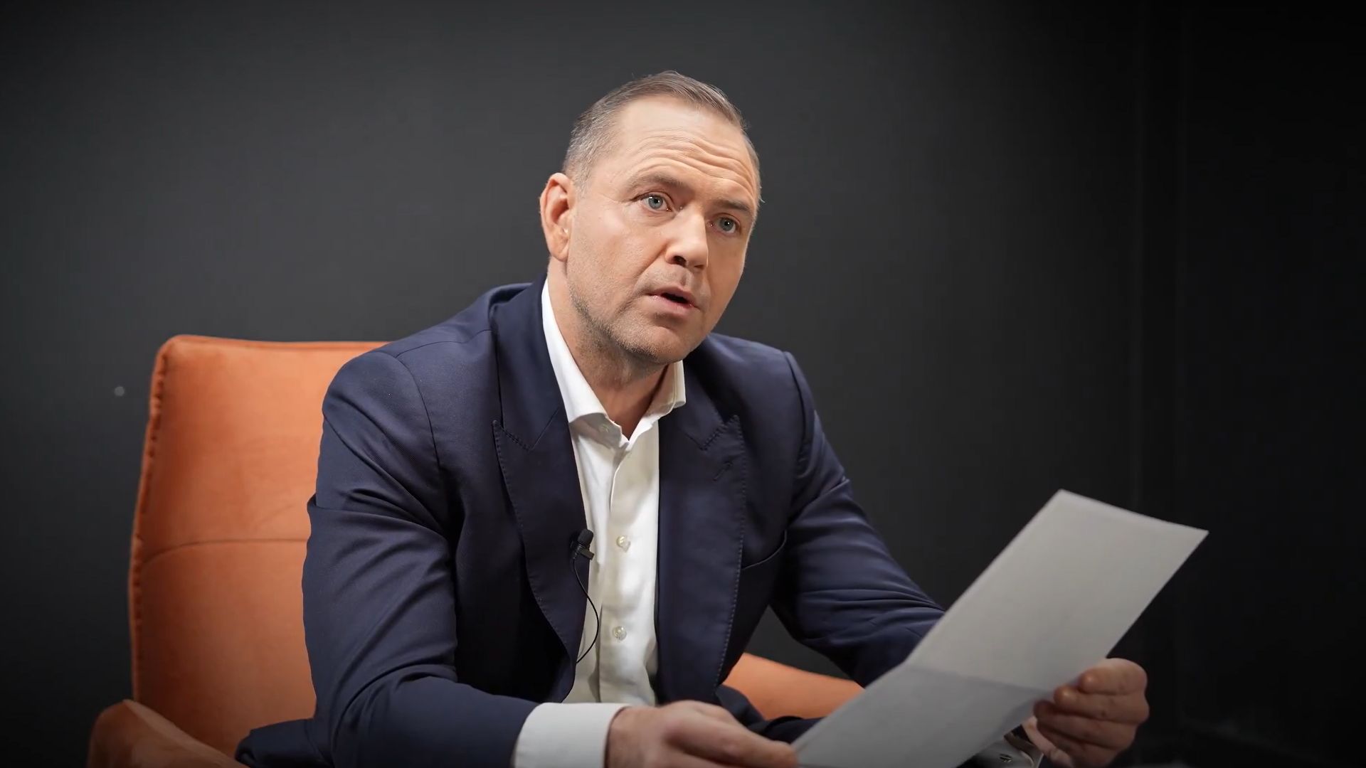 Nawrocki pokazał listy. Są wątpliwości co do dat