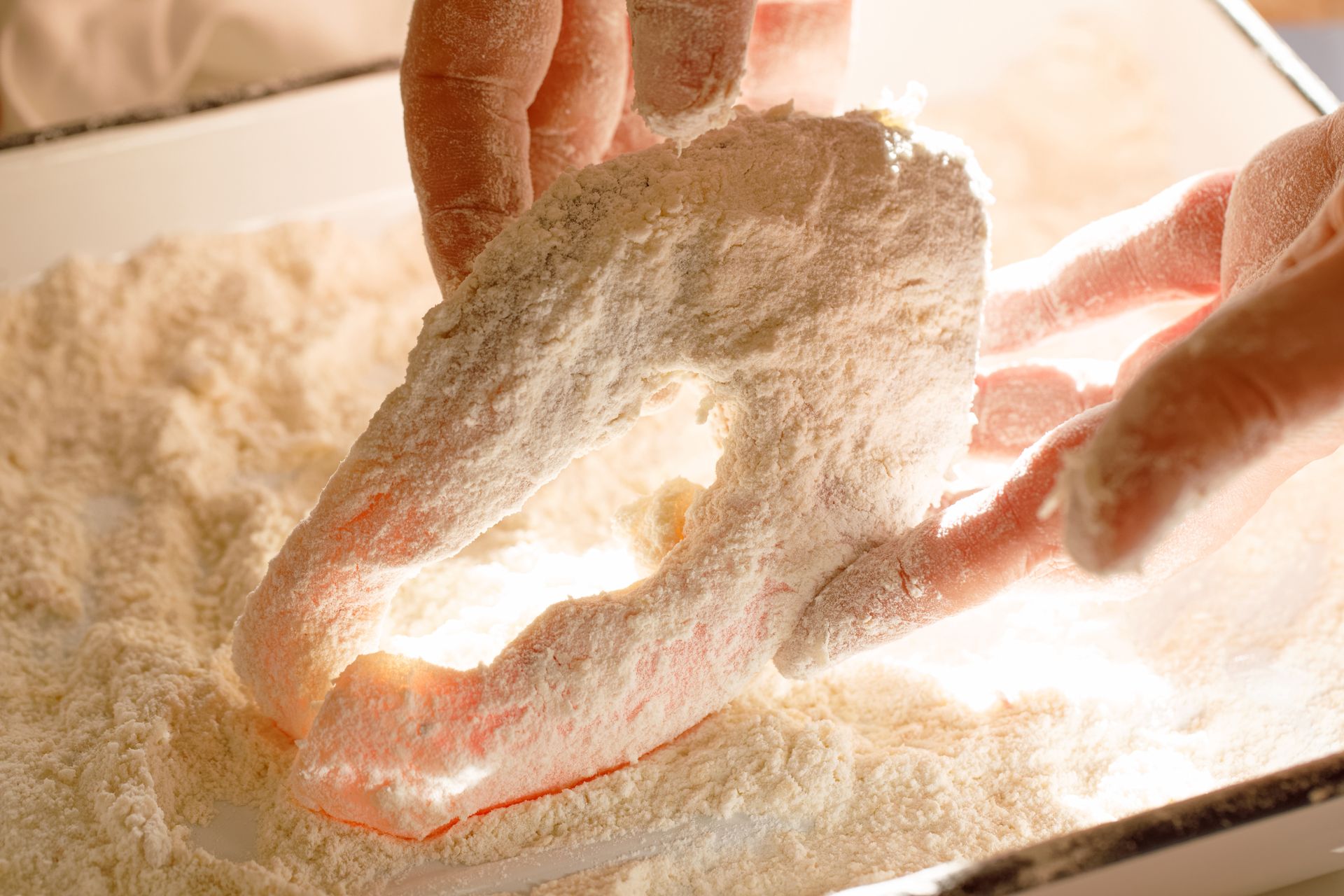 Najlepsza mąka do panierowania karpia. Większość Polaków co roku popełnia błąd