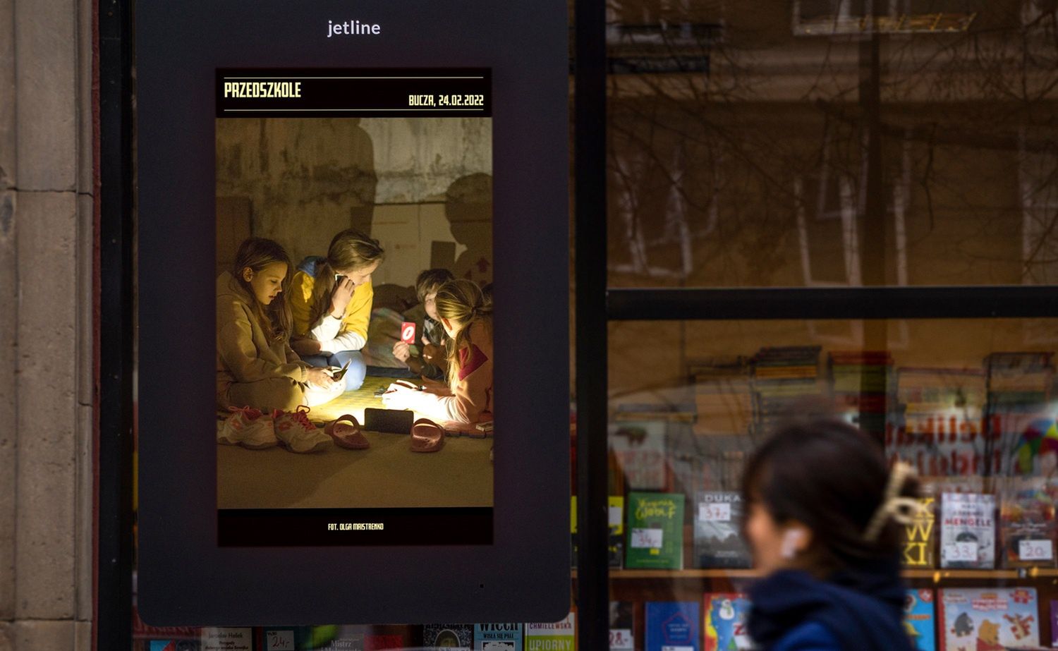 Jet Line i Warexpo pokazują na swoich nośnikach fotografie z Buczy