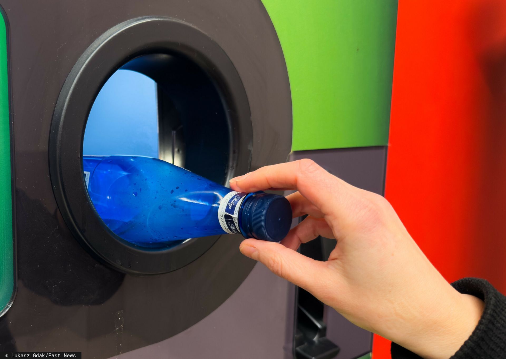 Zwracają butelki za pieniądze. Oto ile zarabiają. Sieć podała dane