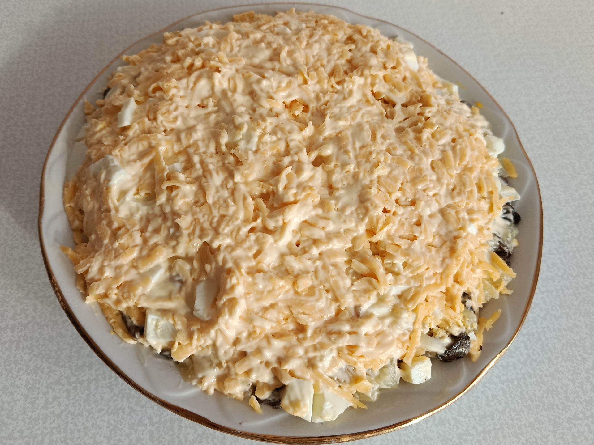 Tę sałatkę na Wielkanoc zrób w wanience. Znika ze stołu szybciej niż jarzynowa, bo goście wyjadają łyżkami