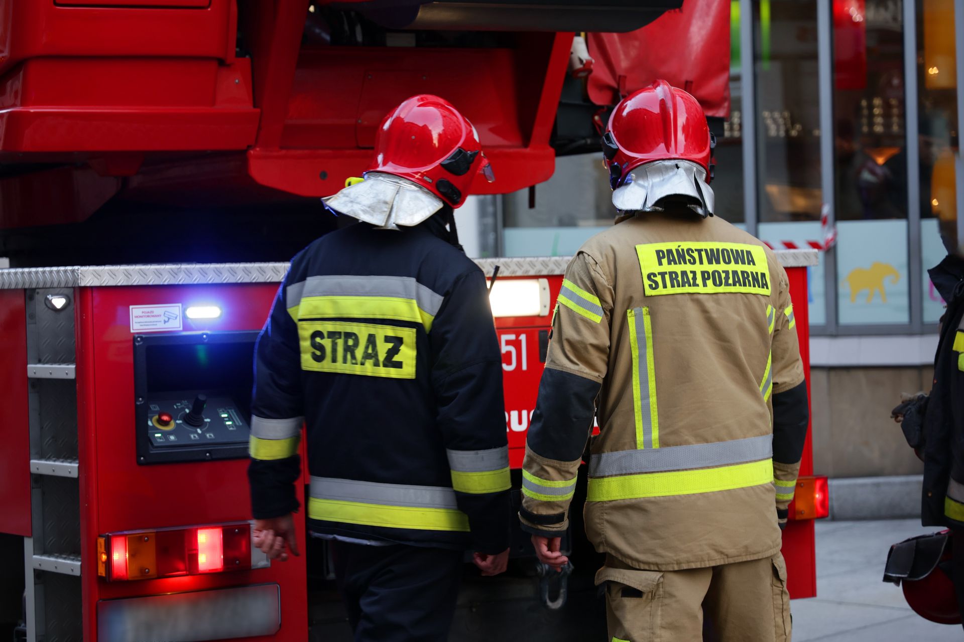 Pożar w Biebrzańskim Parku Narodowym. Strażacy walczą z żywiołem. Ogień zajmuje nowe tereny