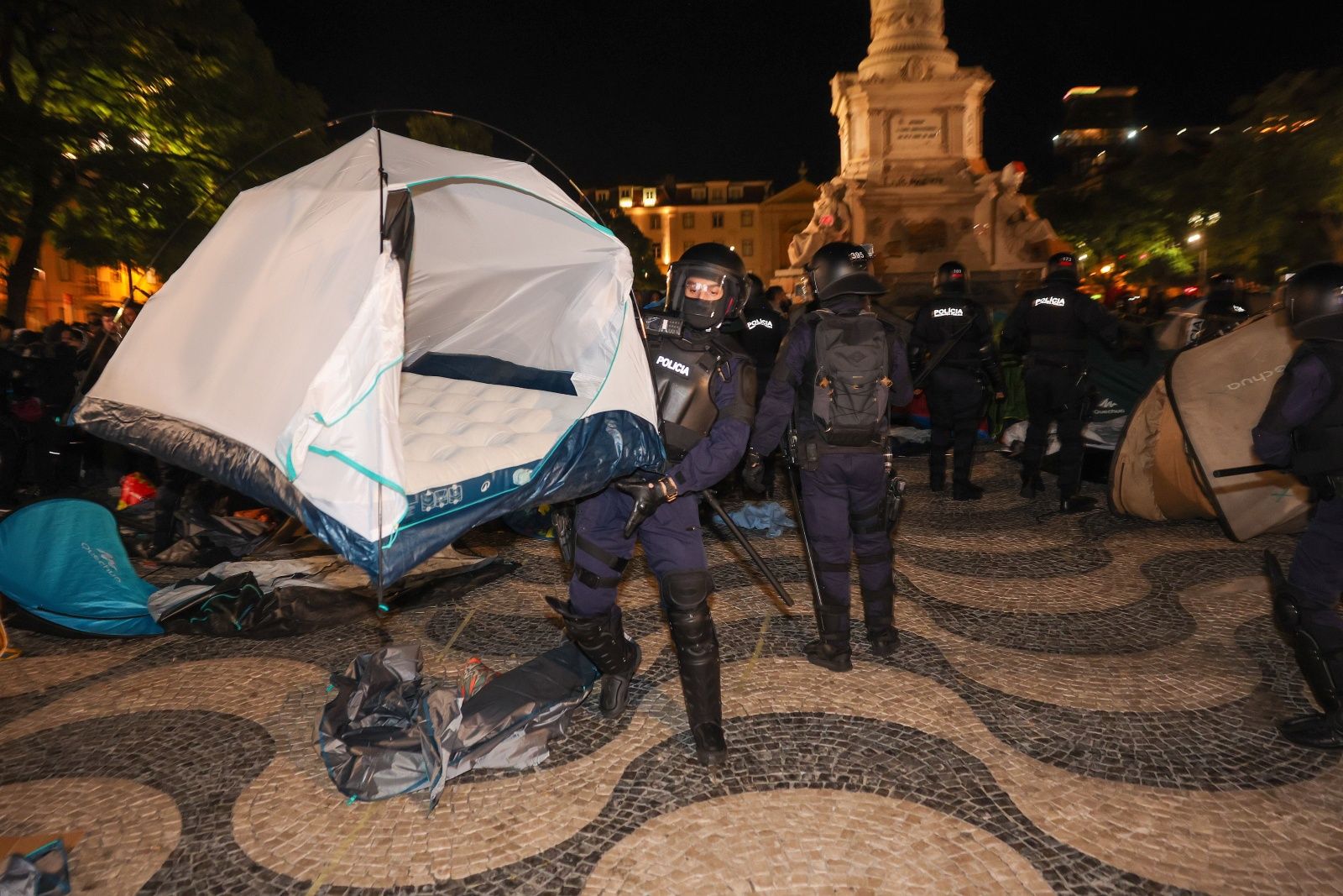 Pałki i paralizatory. Policja usunęła demonstrantów z Lizbony i Porto