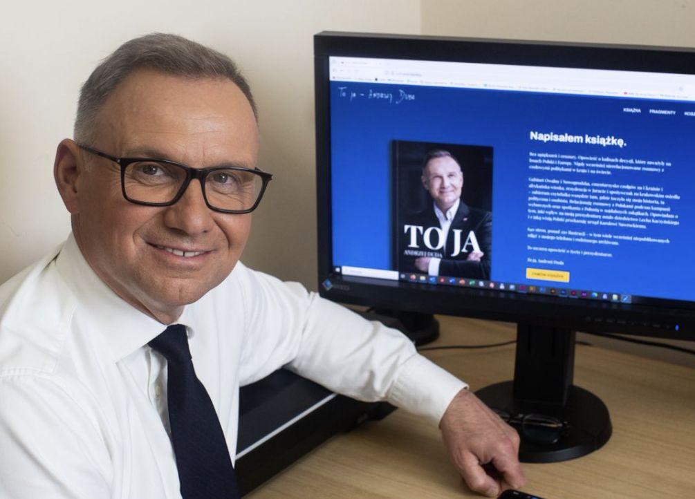 640 stron, nieznane zdjęcia i kulisy prezydentury. Andrzej Duda napisał książkę