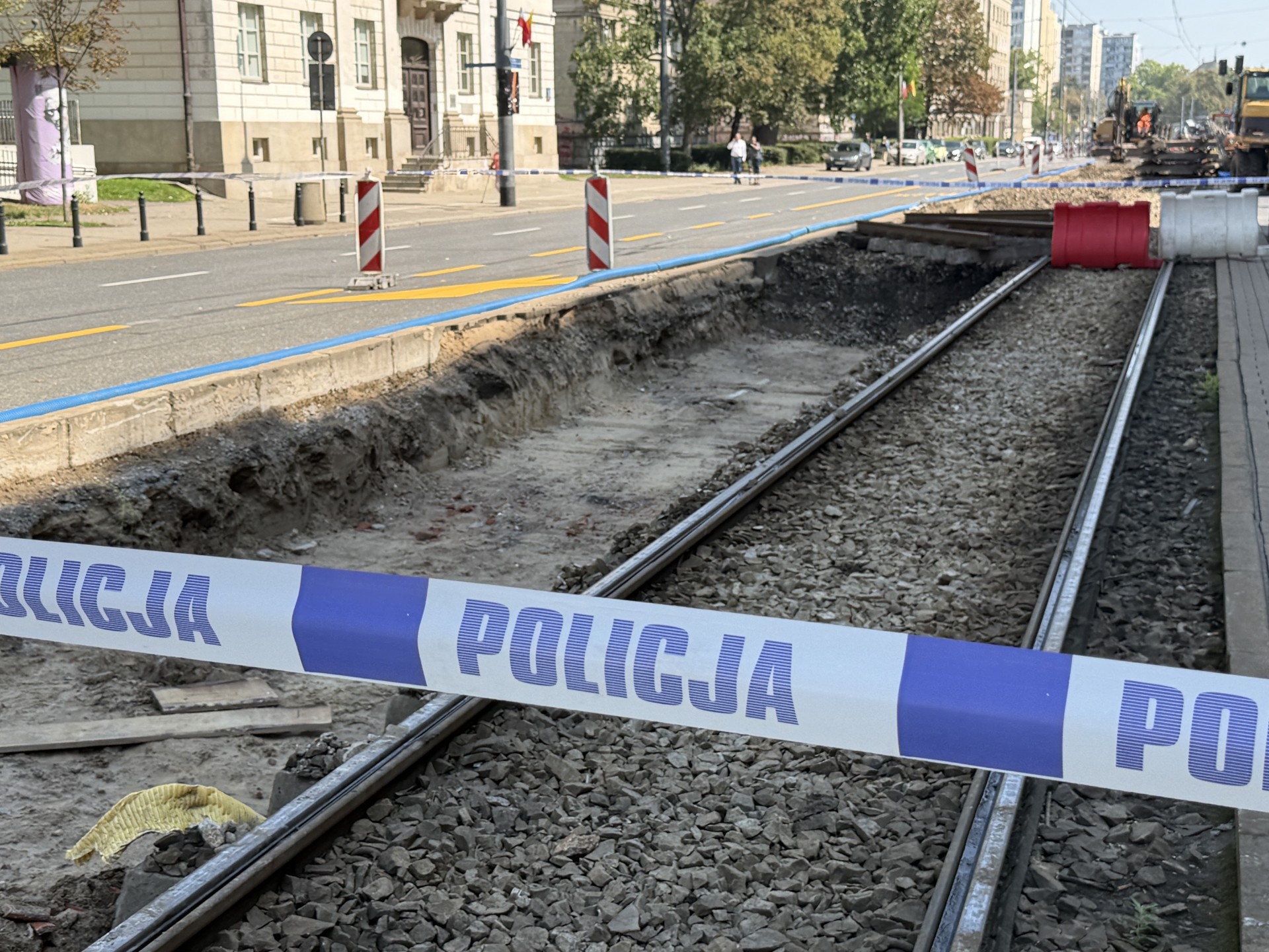 Drugi niewybuch w Al. Solidarności. Saperzy w drodze