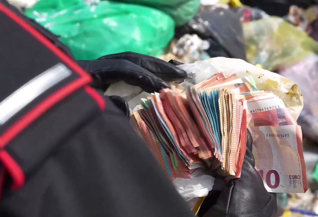 Wyrzucił je do śmieci. Poszukiwania trwały dwa dni