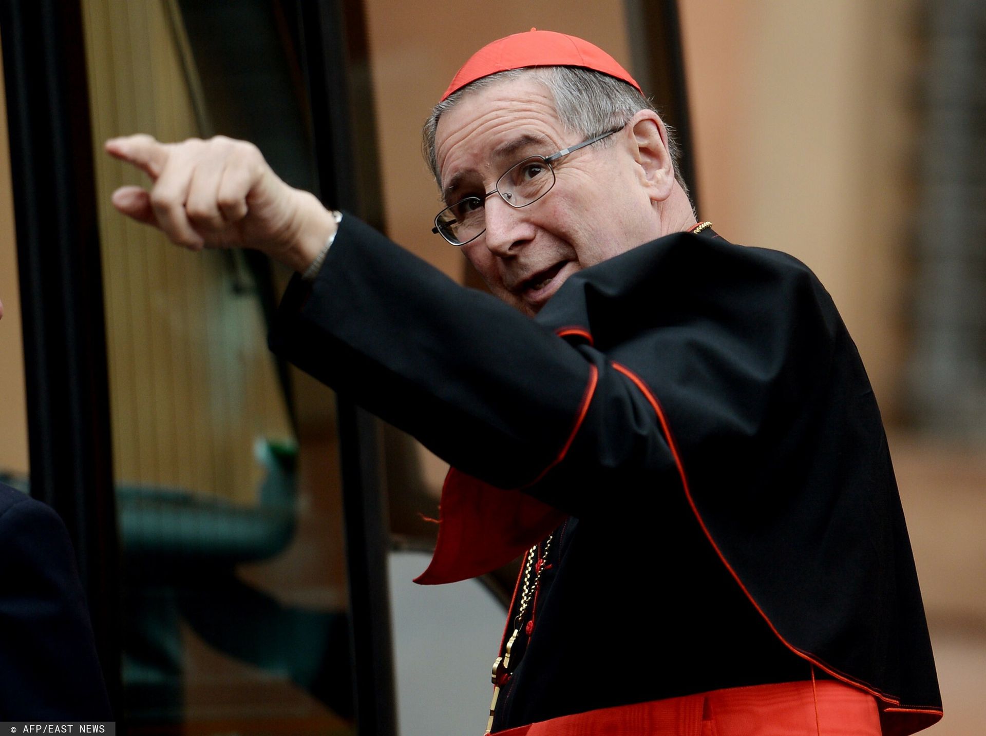 Kontrowersyjny kardynał przy papieżu. Krył pedofila, weźmie udział w uroczystościach