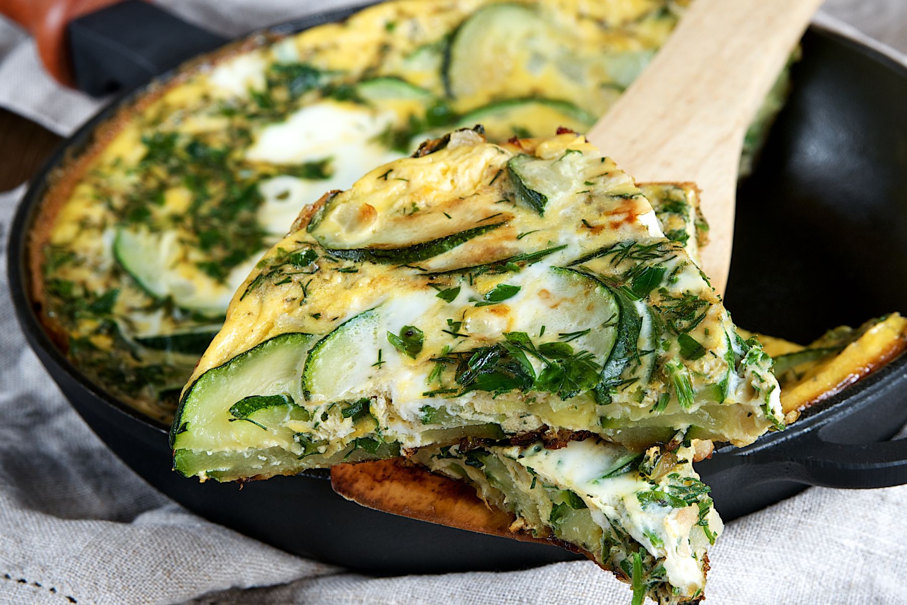 Zwykły omlet się chowa. Połączenie cukinii i serka wiejskiego to mistrzostwo