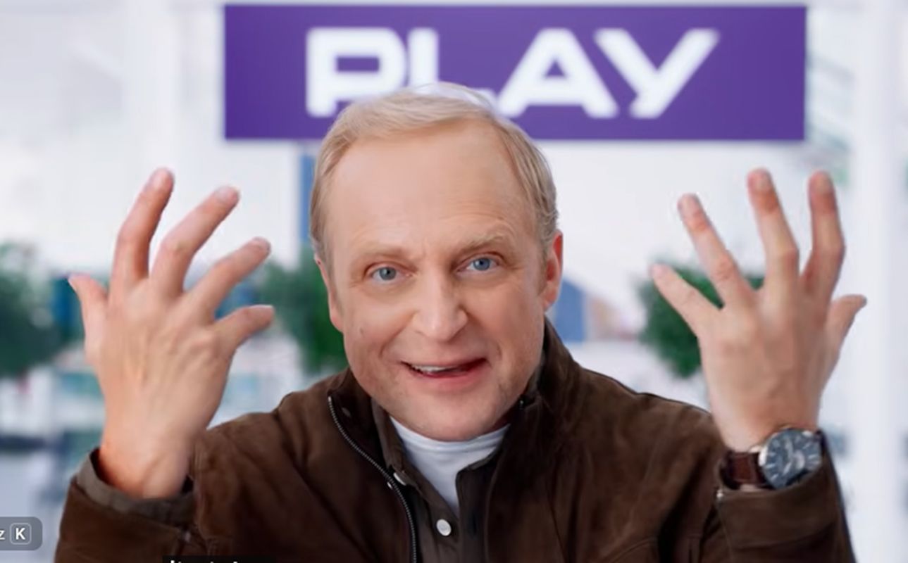 Piotr Adamczyk gra zadowolonego klienta w nowej reklamie Play