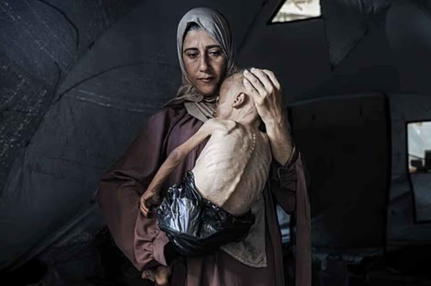 Zdjęcie mówi więcej niż słowa. Fotograf pokazał dramat matki w Gazie