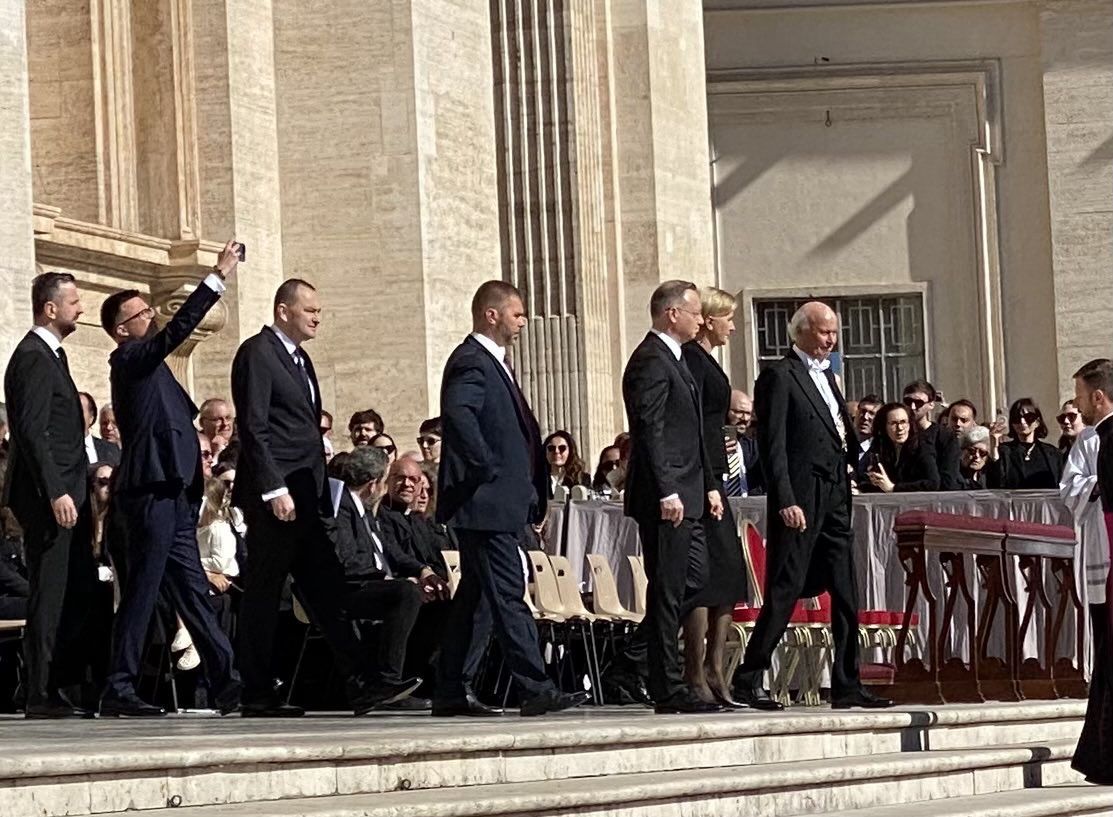 Oburzenie po zachowaniu Hołowni w Watykanie. Jest reakcja