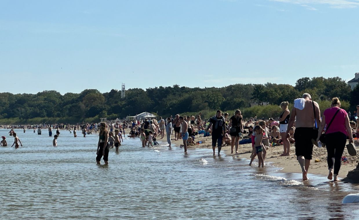 Ostatnie podrygi lata. Tłumy plażowiczów w Gdańsku
