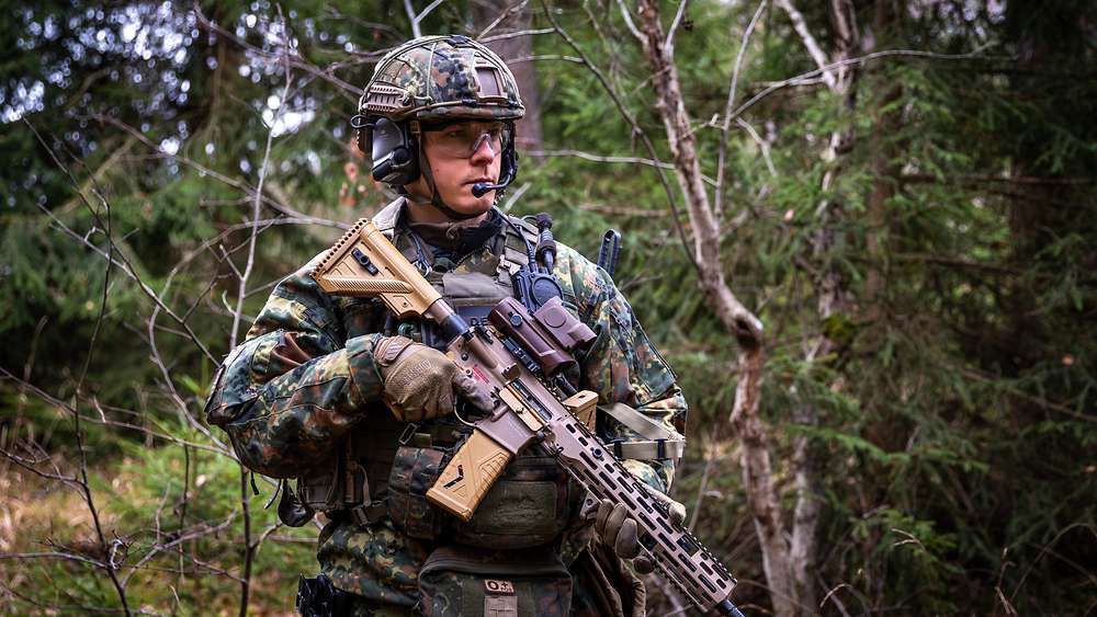 Nowy karabinek Bundeswehry. Kaczor Donald i skrajna prawica w tle