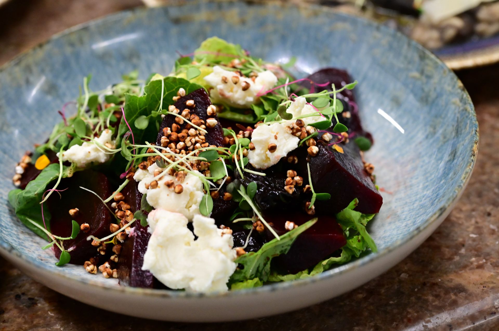 Ta sałatka to bomba żelaza i witamin. Skarb nie tylko dla anemików