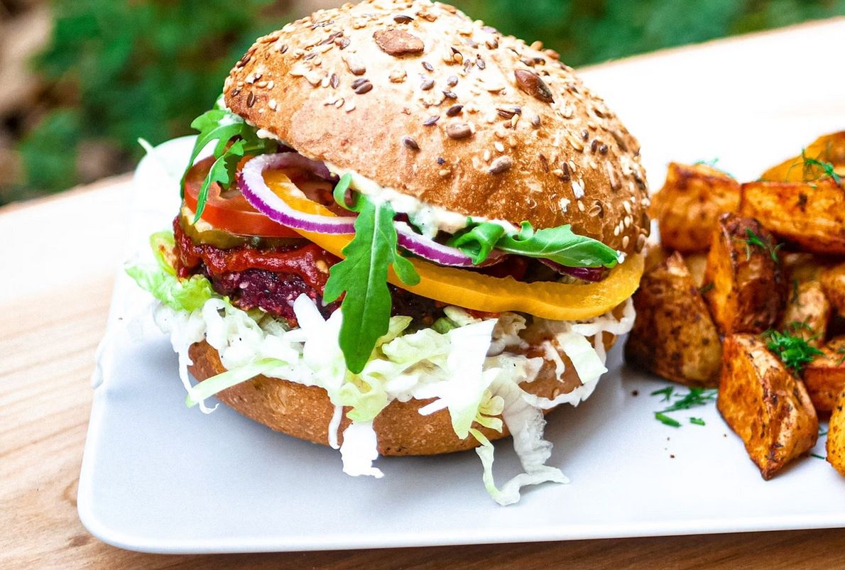 Zakaz "wegańskich" burgerów i steków? Zdecydują europosłowie